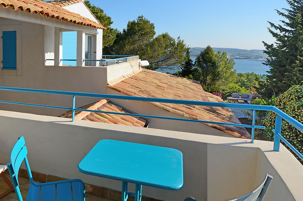 Vue sur l'étang de Thau depuis la terrasse de la chambre d'hôtes Di Rosa