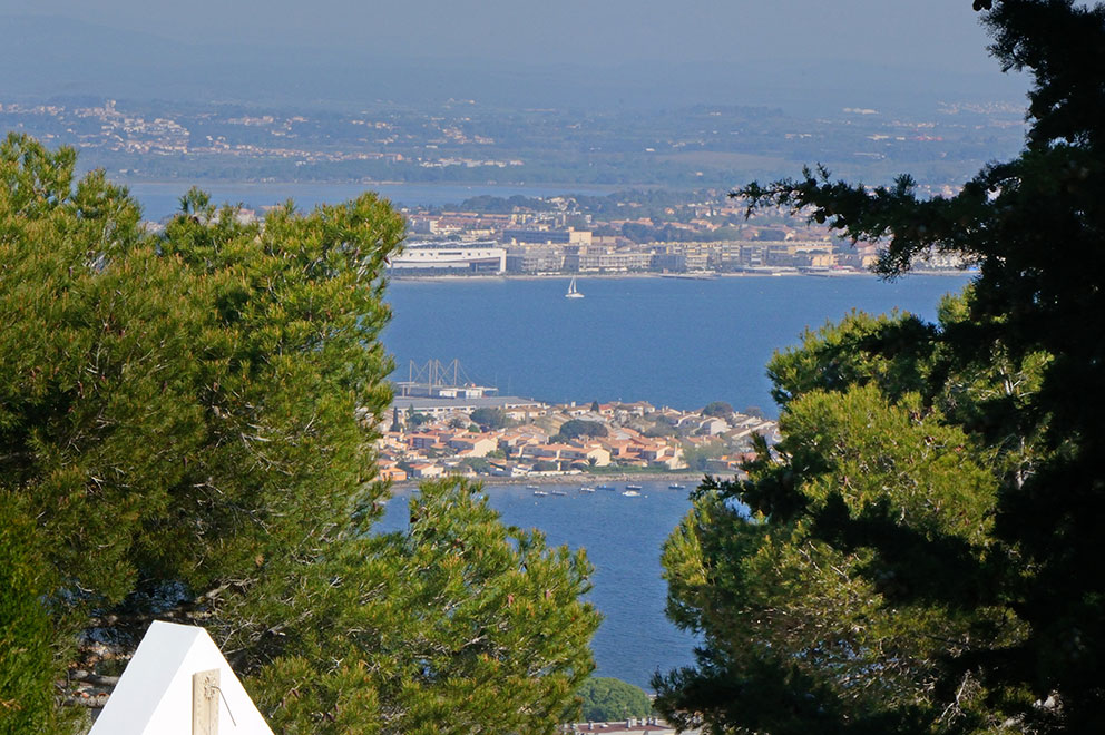 Vue de l'étang de Thau depuis la terrasse de la chambre Di Rosa