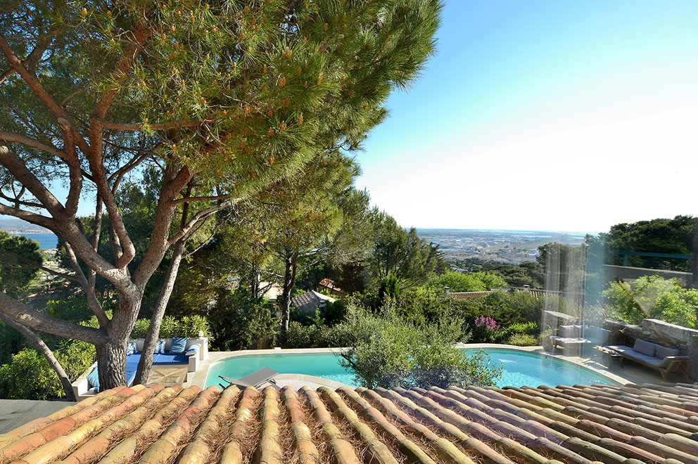 Swimming pool view from the Guest house le Pêcheur