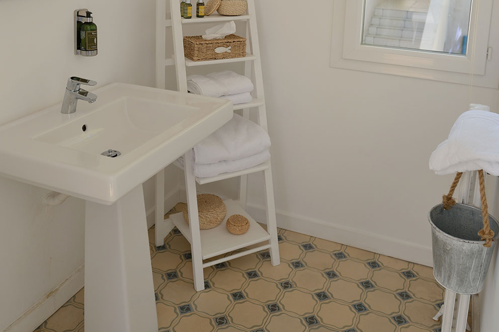 The bathroom in the Guest house le Pêcheur