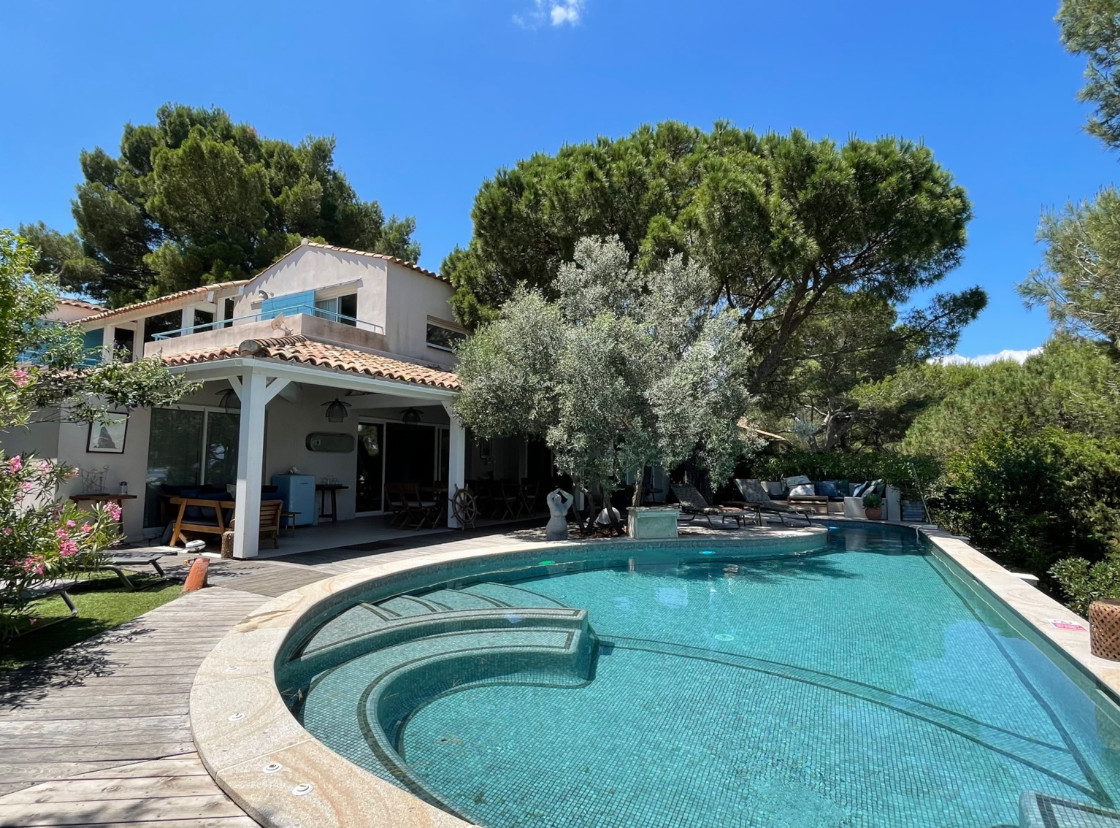 Vue de la maison depuis la piscine à la tombée de la nuit