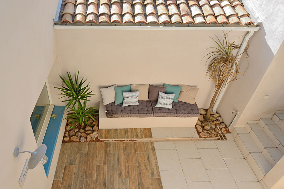Relaxation area in la singulière courtyard guest house in Sète