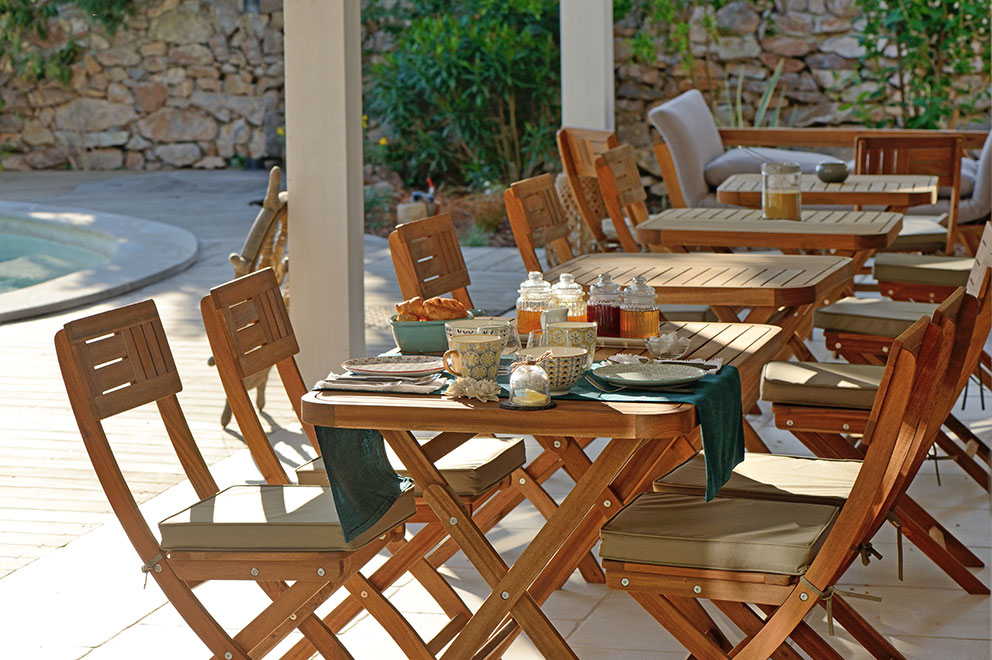 Table en terrasse pour le service du petit déjeuner à la Singulière à Sète