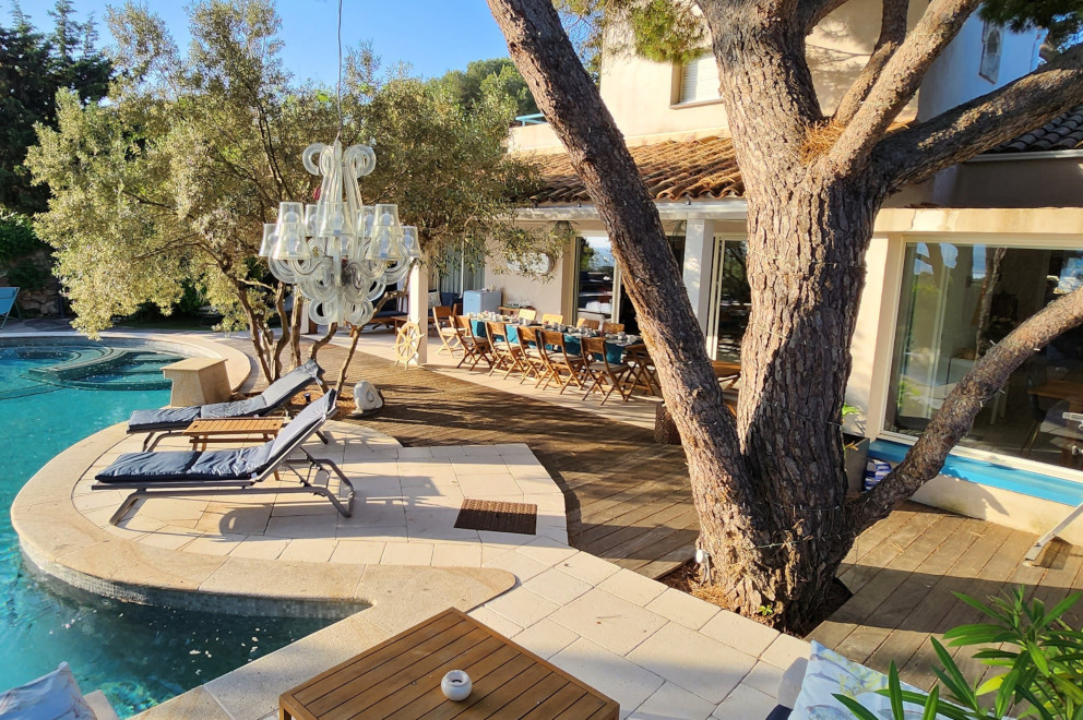 Coin détente au bord de la piscine de la Singulière à Sète