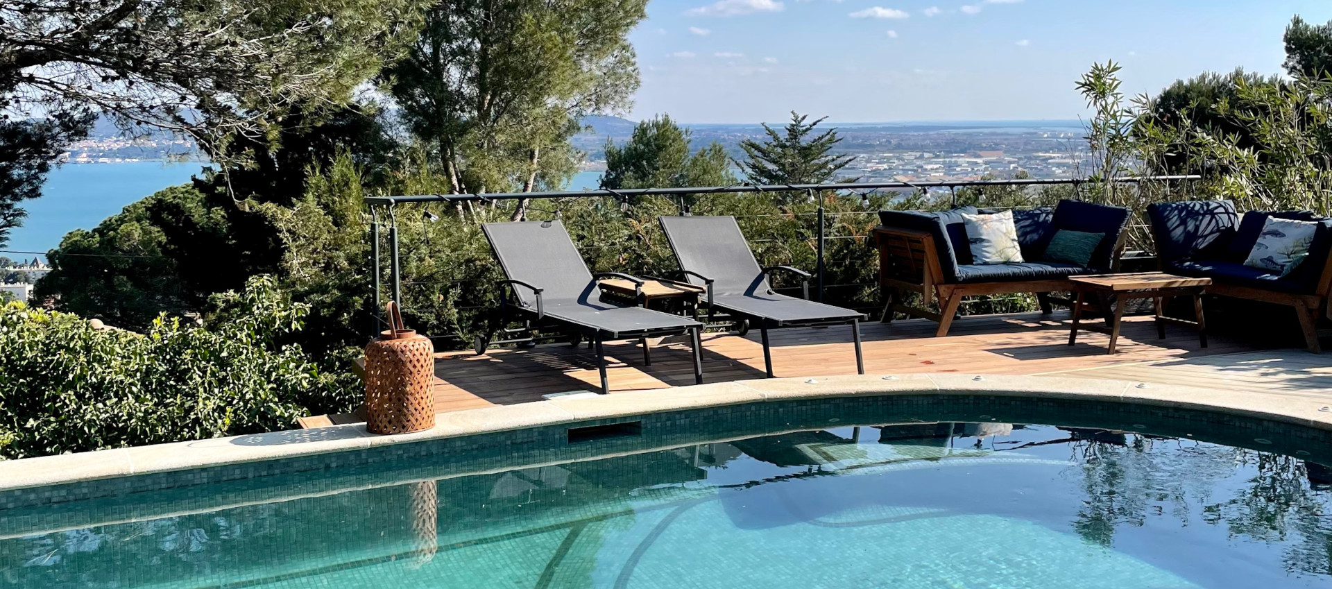 Détente au bord de la piscine, la Singulière chambre d'hôtes à Sète