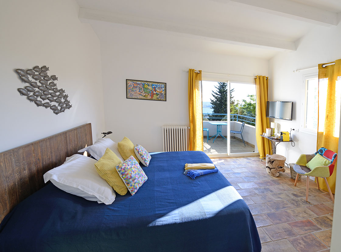 La chambre d'hôtes Di Rosa avec  vue mer et décoration inspirée par l’artiste Di Rosa.