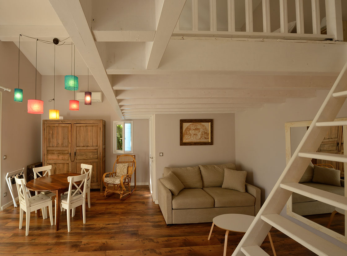 Guest house la Plage with a large room with mezzanine and kitchenette
